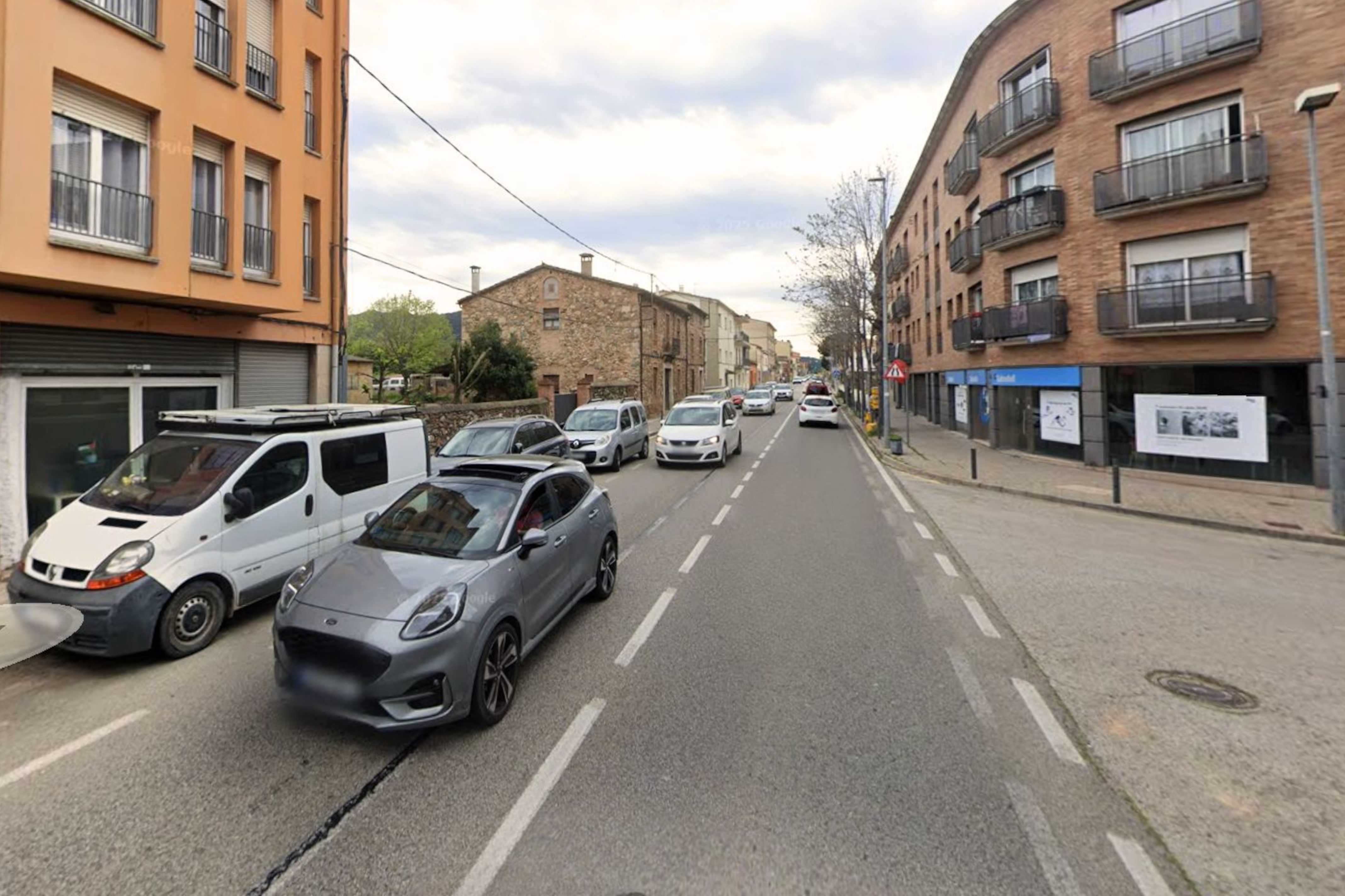 Imatge de la carretera C-66 al seu pas pel nucli urbà de Celrà Imatge de la carretera C-66 al seu pas pel nucli urbà de Celrà