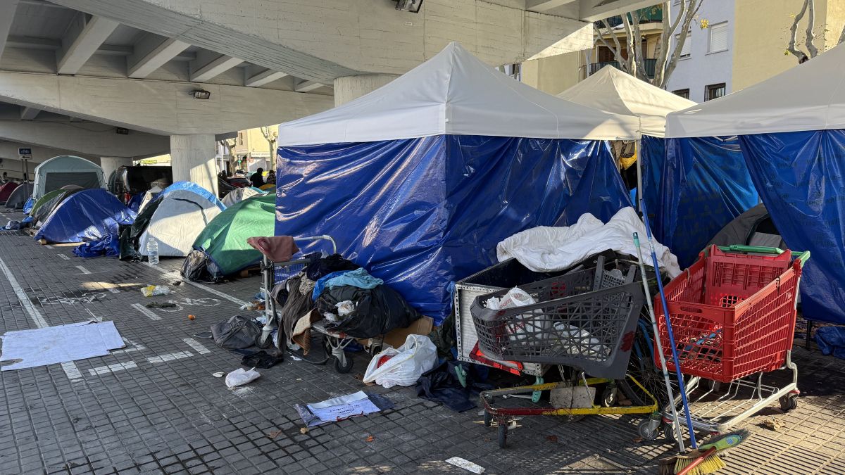 Campament sota la C 31 dels desallotjats del B9 de Badalona