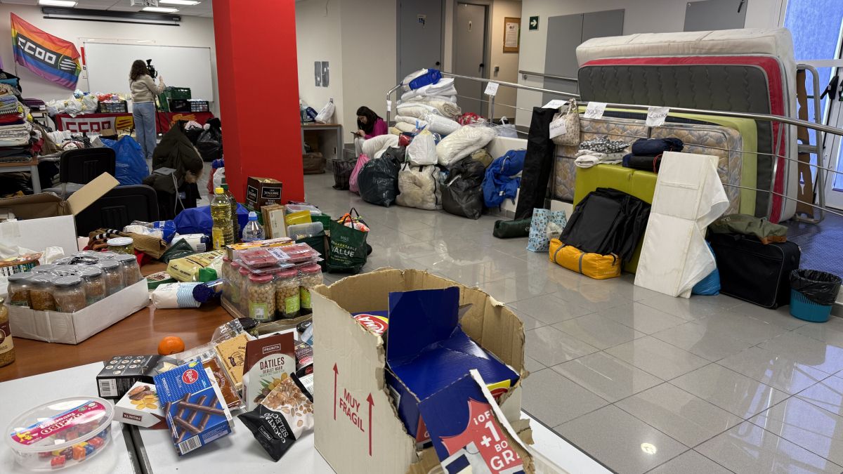 Magatzem de material habilitat a la seu de CCOO a Badalona per als desallotjats del B9