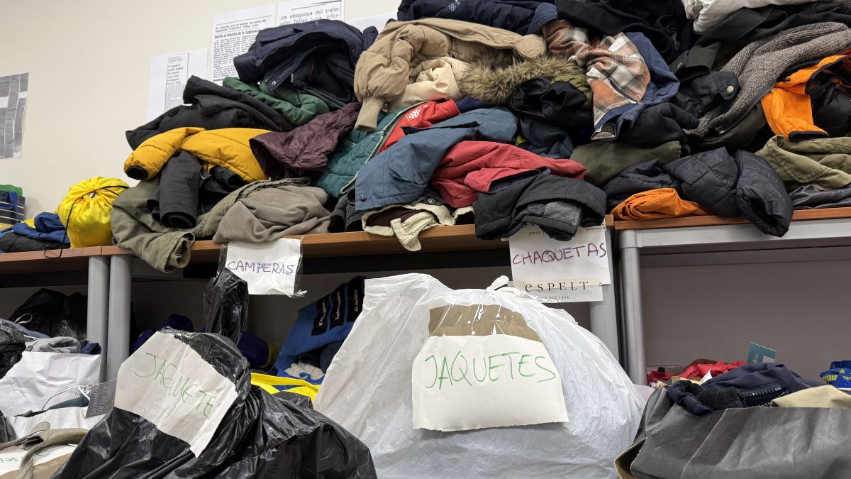 Roba acumulada al magatzem de material habilitat a la seu de CCOO a Badalona per als desallotjats del B9