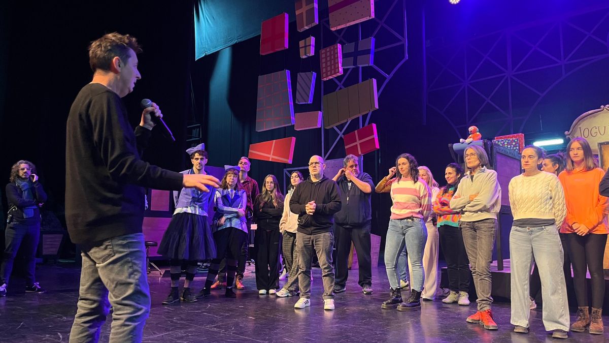 Imatge d'un dels assajos de la Factoria dels Reixos, amb el seu director, Ramon Molins