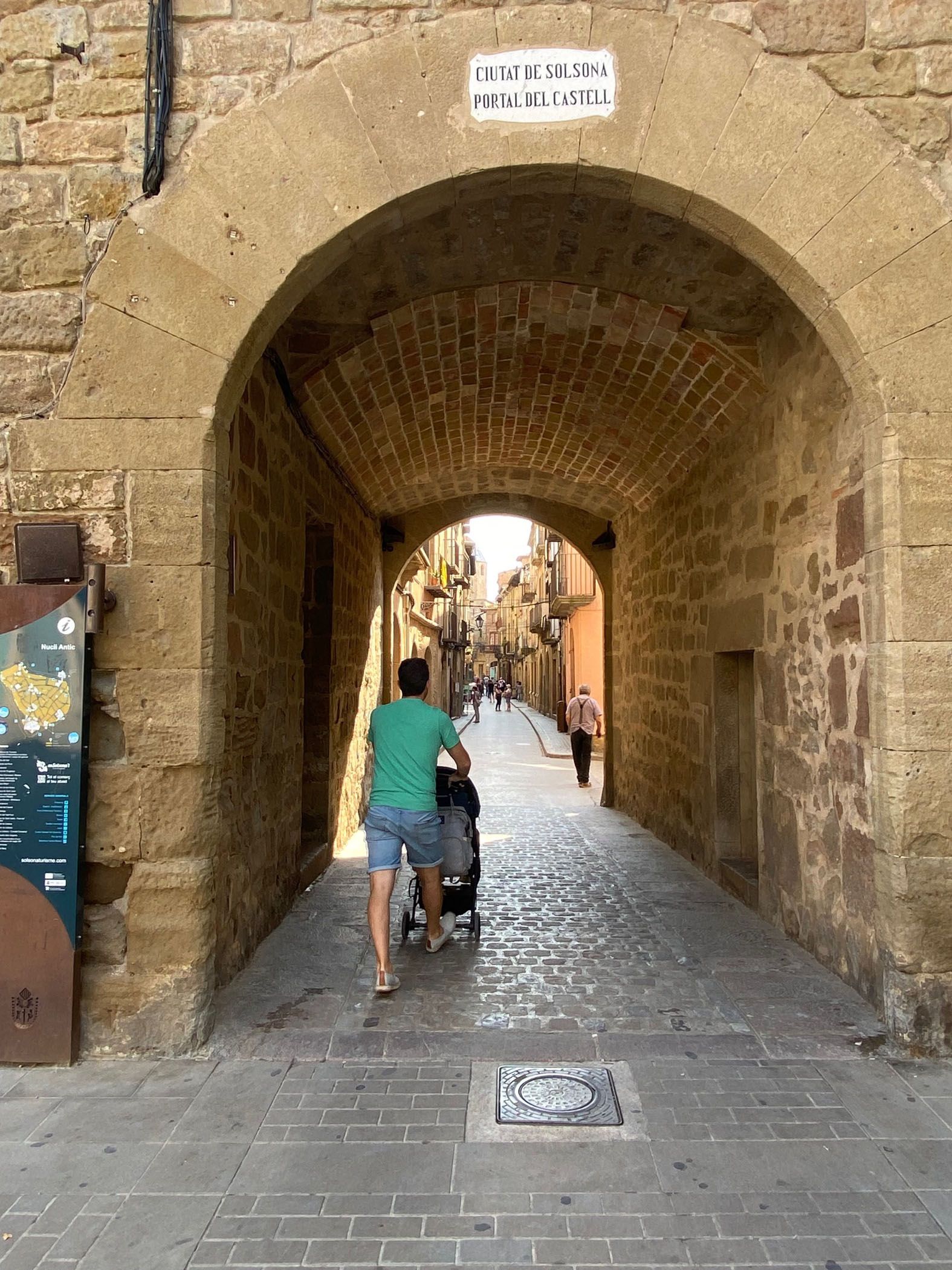 Pilona que controla l'accés al nucli antic de Solsona pel Portal del Castell