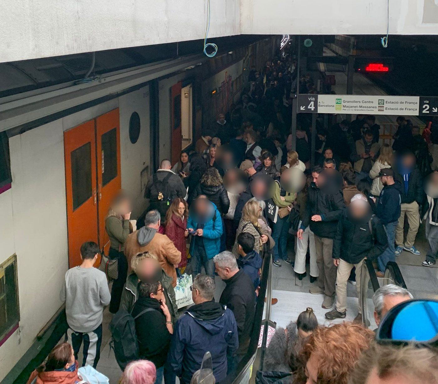 Desalojo de un tren de Cercanías en El Prat de Llobregat | FOTO: X / @IncidenciesSud