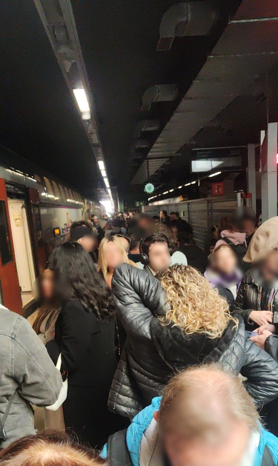 Desallotjament d'un tren de Rodalies al Prat de Llobregat 1