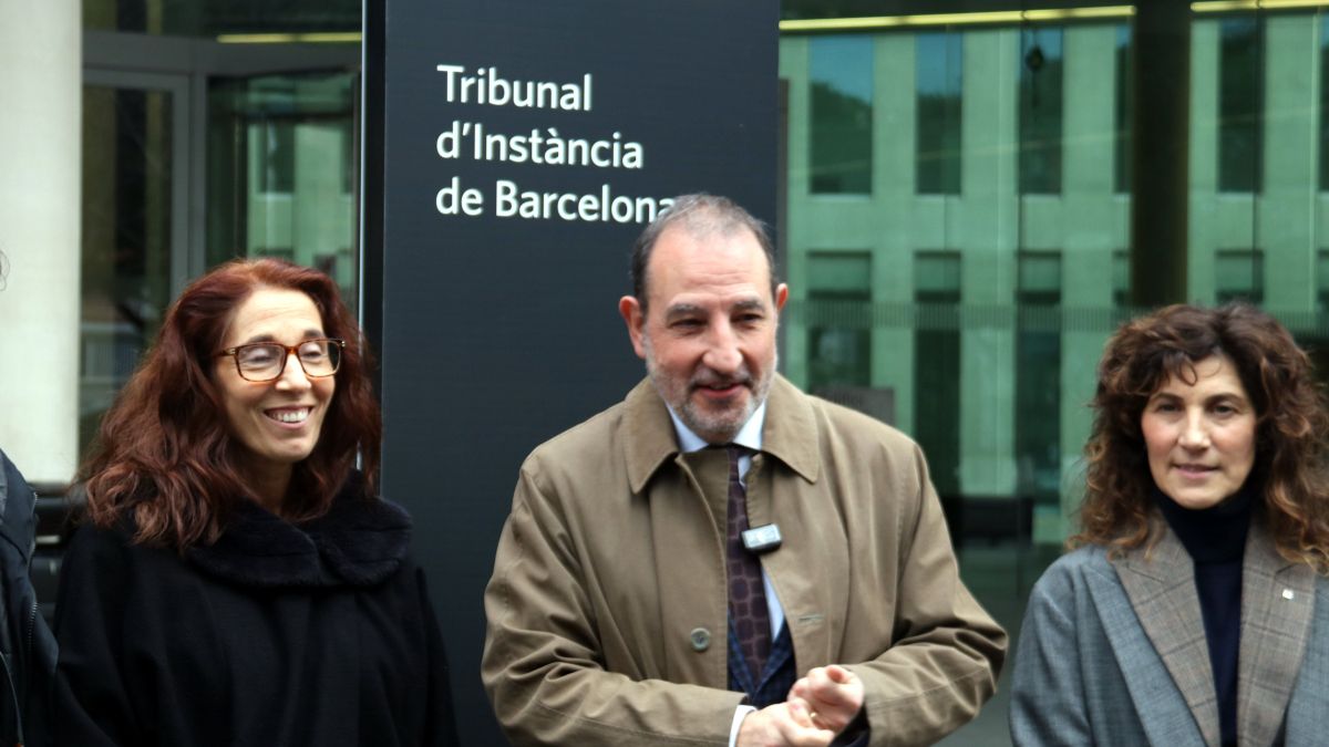 El conseller de Justícia, Ramon Espadaler, amb la secretària de Relacions amb l'administració de justícia, Iolanda Aguilar, i la secretària general del Departament, Maite Casado