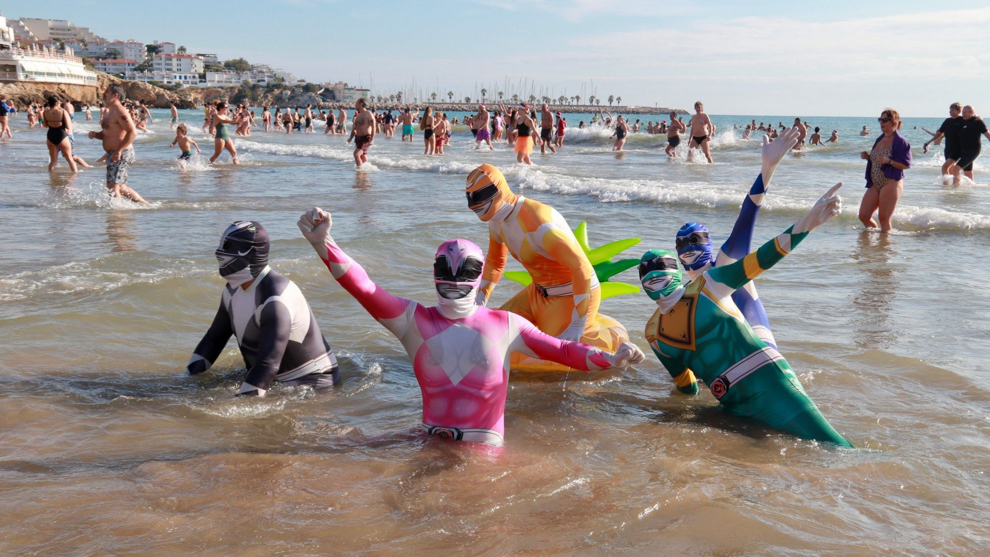 Participants a la Capbussada de Soitges fan el primer bany del 2026 disfressats