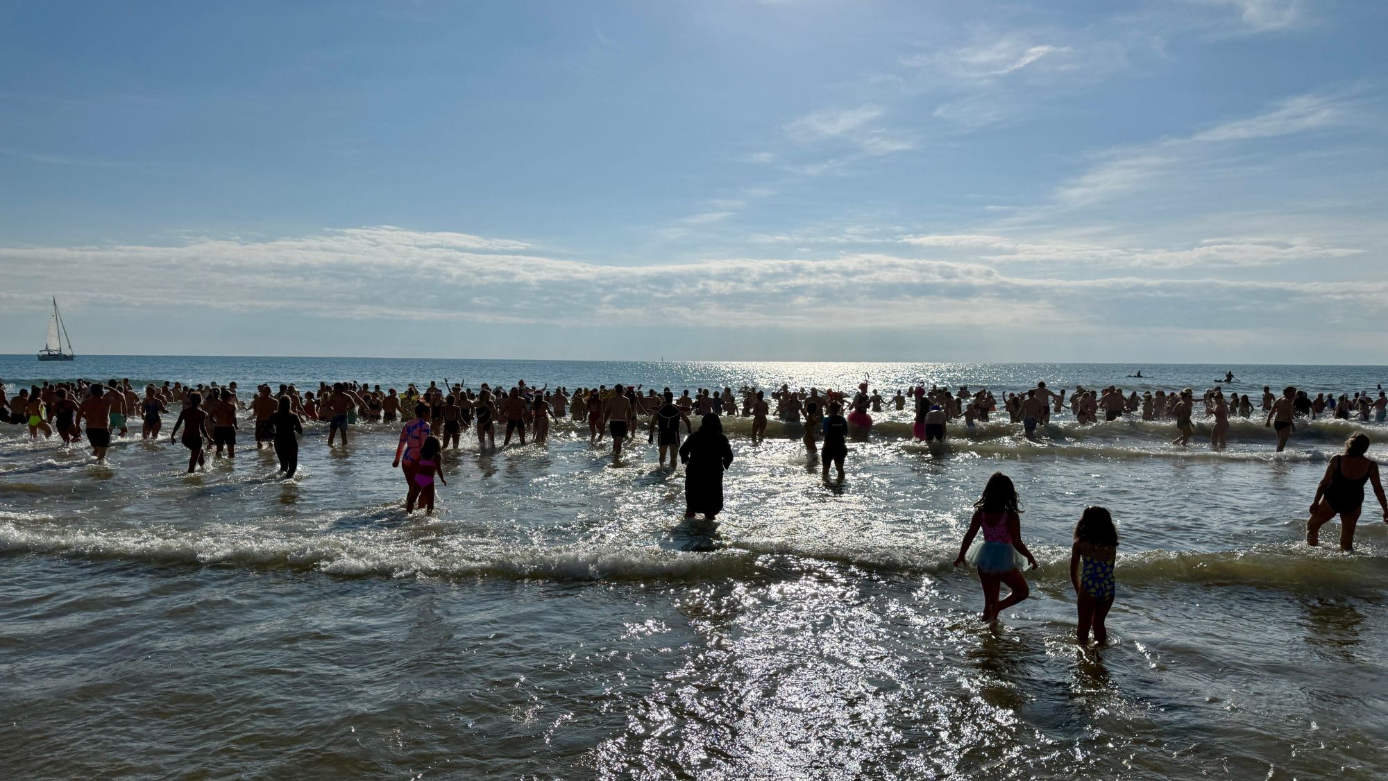 Centenars de persones es banyen a la platja de Sant Sebastià de Sitges per donar la benvinguda al 2026