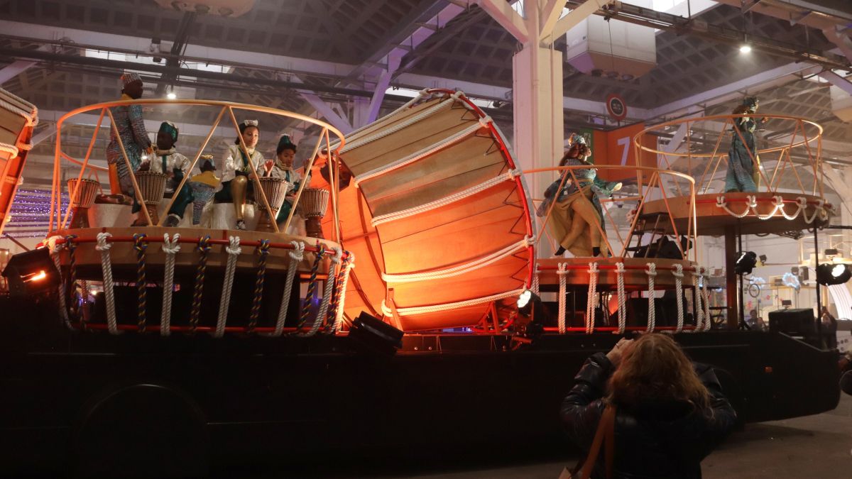 La nova carrossa del rei Baltasar de la cavalcada de Reis de Barcelona, quan falten alguns dies per a l'arribada de Ses Majestats