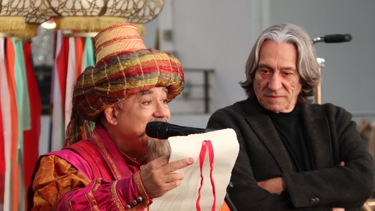 El patge Gregori llegeix una carta dels Reis d'Orient de cara a la cavalcada de Barcelona, amb el regidor de Cultura, Xavier Marcè