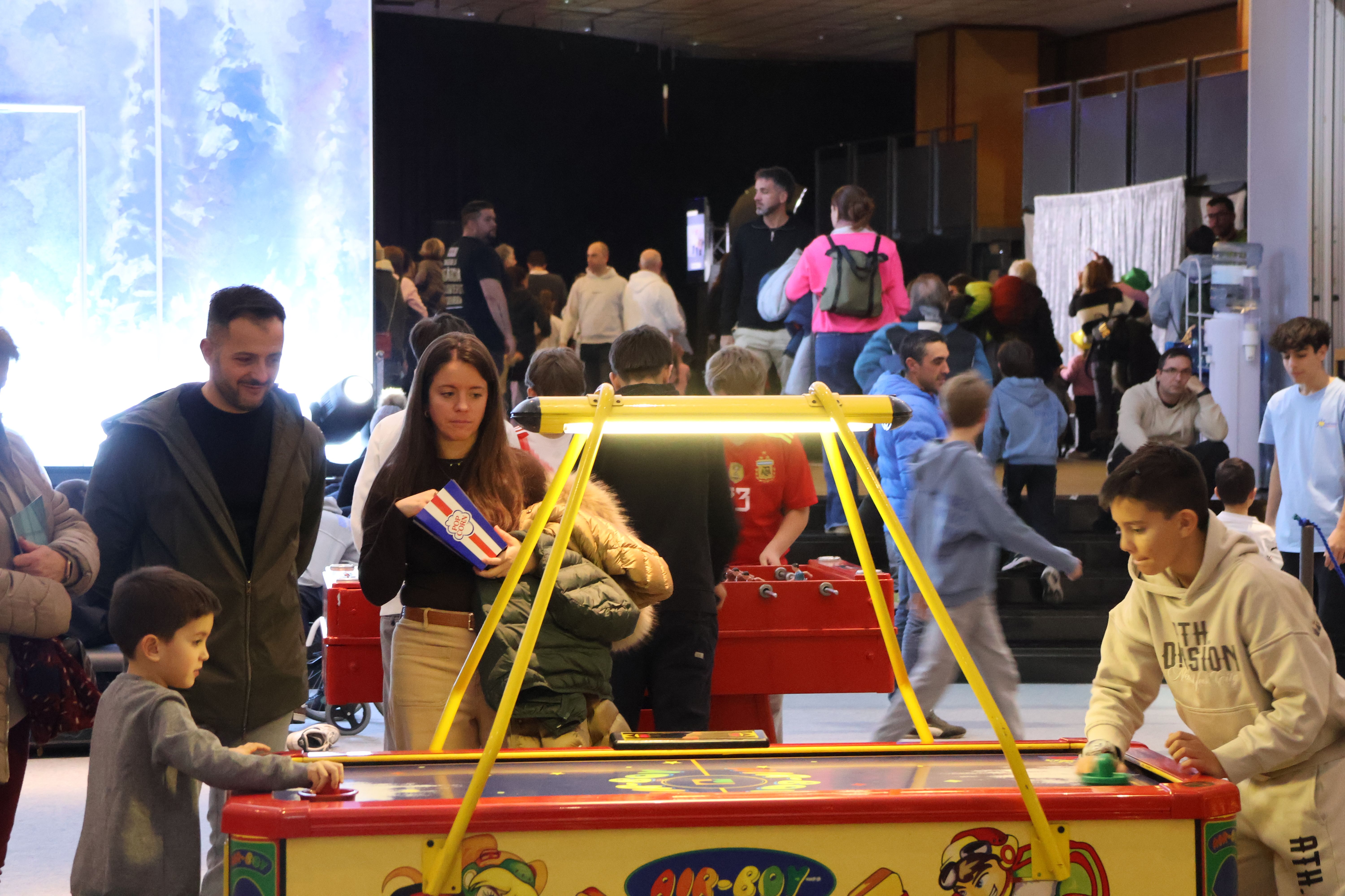 Dos infants juguen al Saló de la Infància i de la Joventut d'Encamp | FOTO: D.M. (ANA)