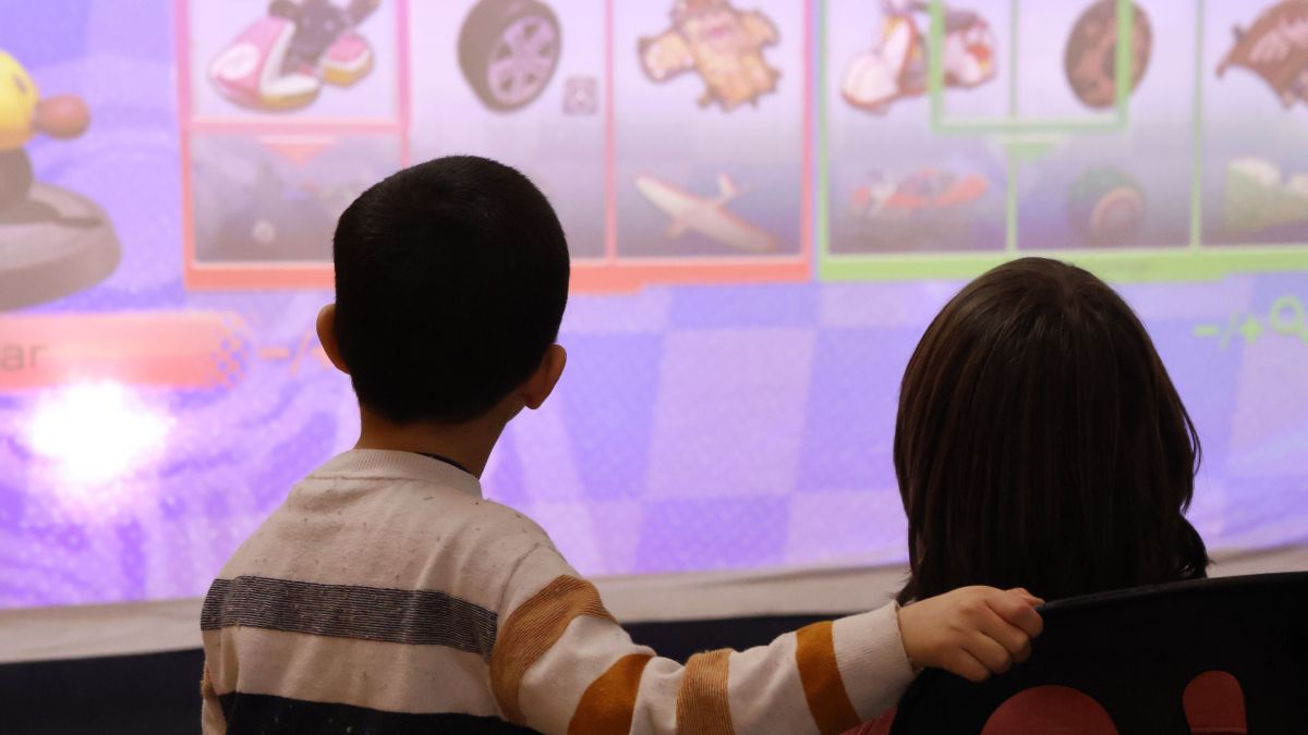 Dos infants juguen al Saló de la Infància i de la Joventut d'Encamp 1