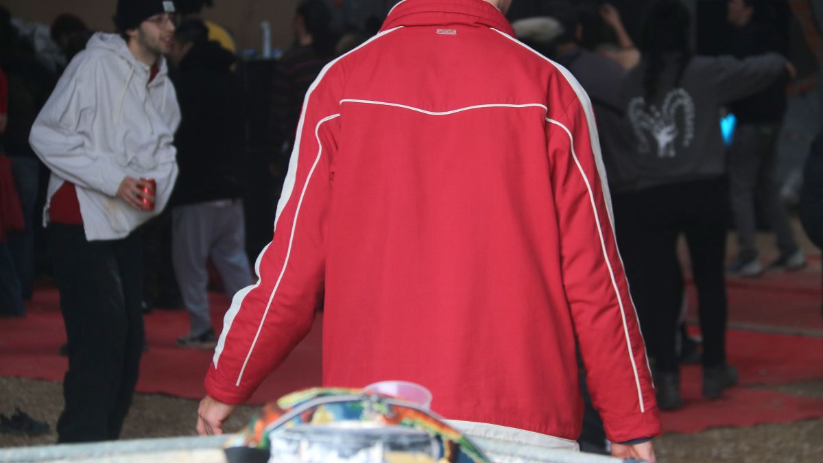 Joves ballant en la rave il·legal de Cap d'Any en una nau abandonada de la Sénia