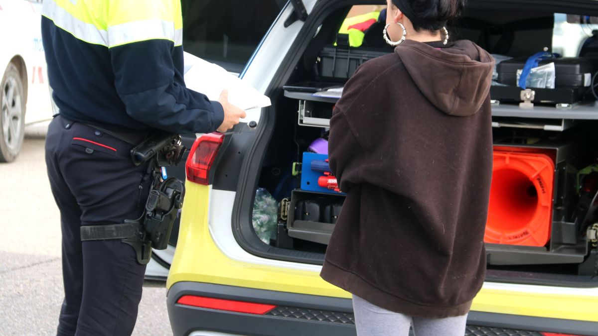 Una participant de la rave de la Sénia se sotmet als controls d'alcoholèmia i drogues dels Mossos per poder sortir del polígon