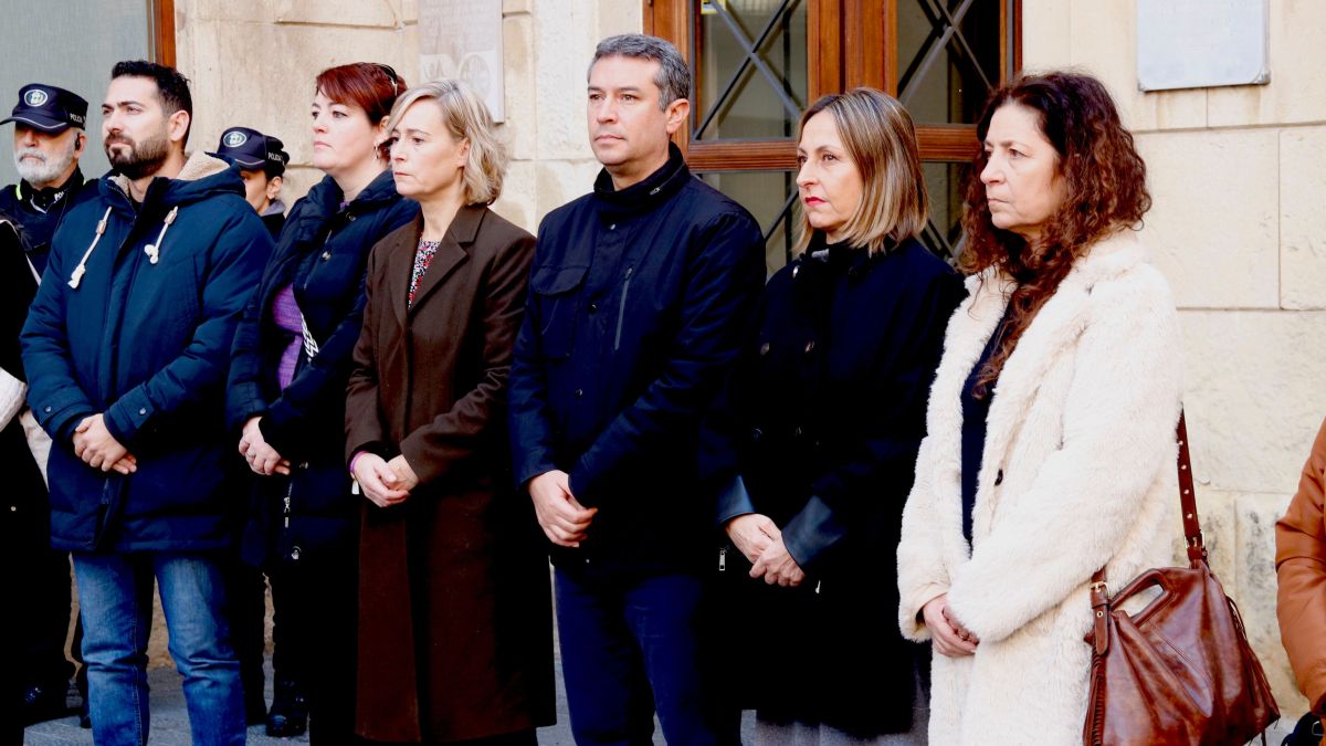 L'alcalde del Vendrell, Kenneth Martínez, i la consellera d'Igualtat i Feminisme, Eva Menor, durant el minut de silenci