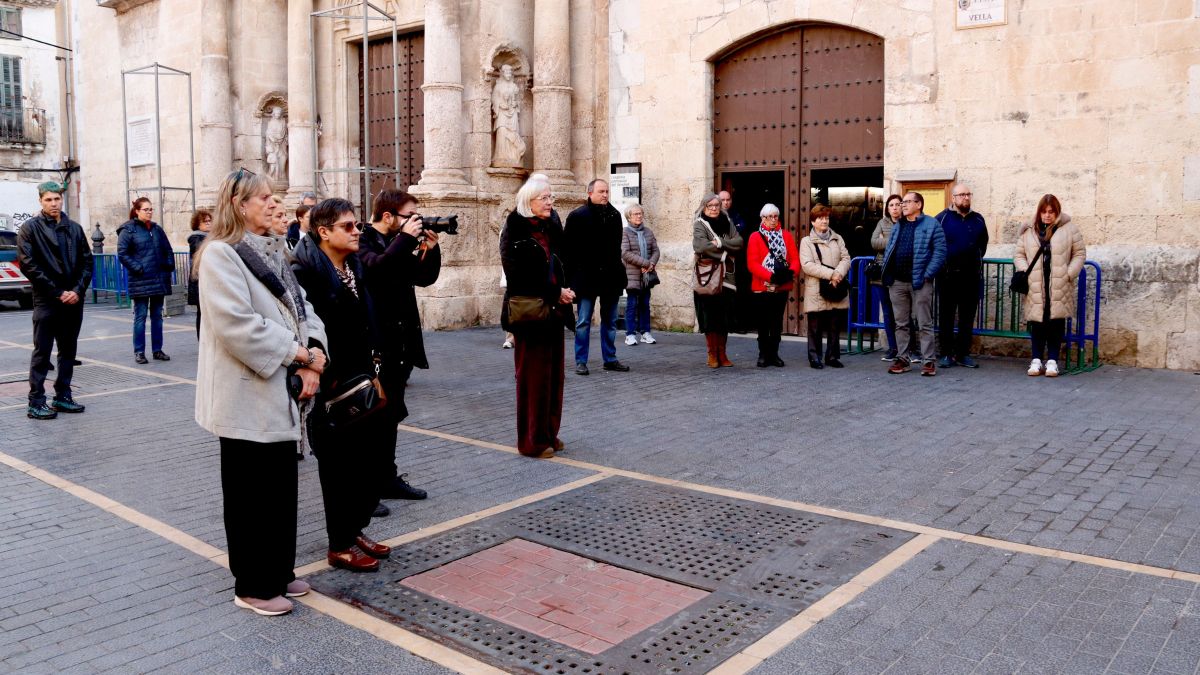 Una cinquantena de veïns es concentren al Vendrell per condemnar el feminicidi de dimecres passat