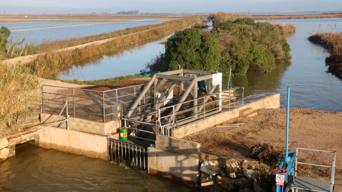 Una de les bombes instal·lada a la bassa de l'Estella, al delta de l'Ebre