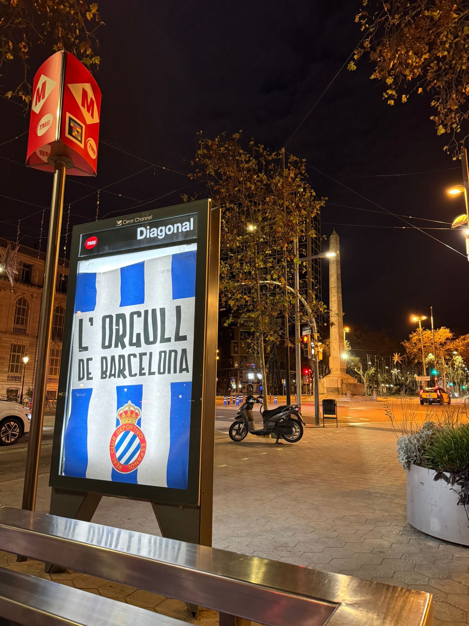 diversos cartells publicitaris signats per la Curva, el grup d’animació de l’Espanyol