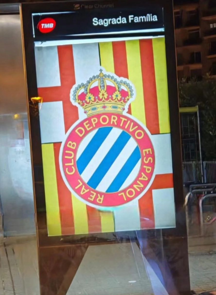 diversos cartells publicitaris signats per la Curva, el grup d’animació de l’Espanyol abans del derbi