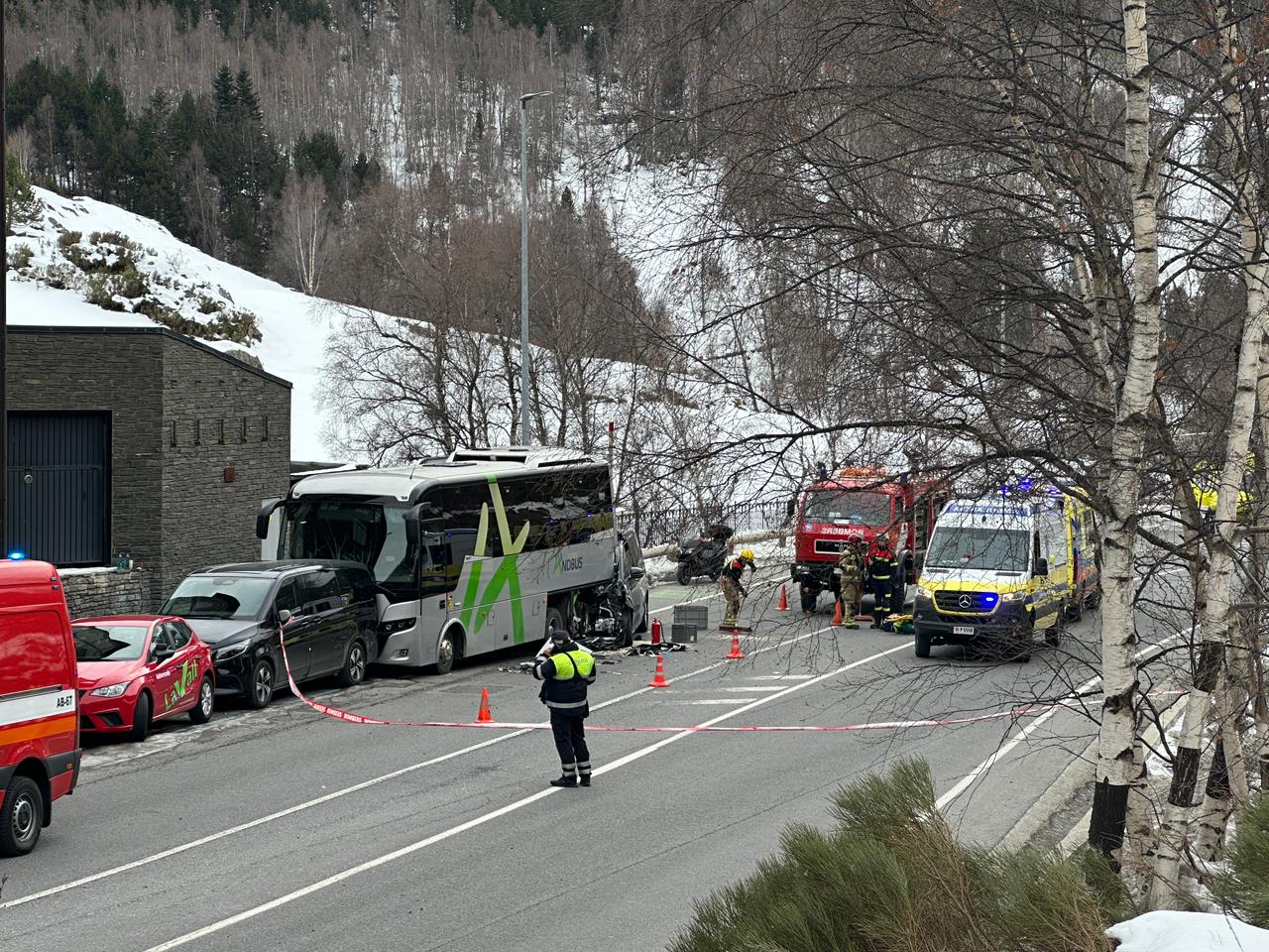 Un muerto y un herido grave en un choque con un autobús en Incles | FOTO: ANA Un muerto y un herido grave en un choque con un autobús en Incles | FOTO: ANA