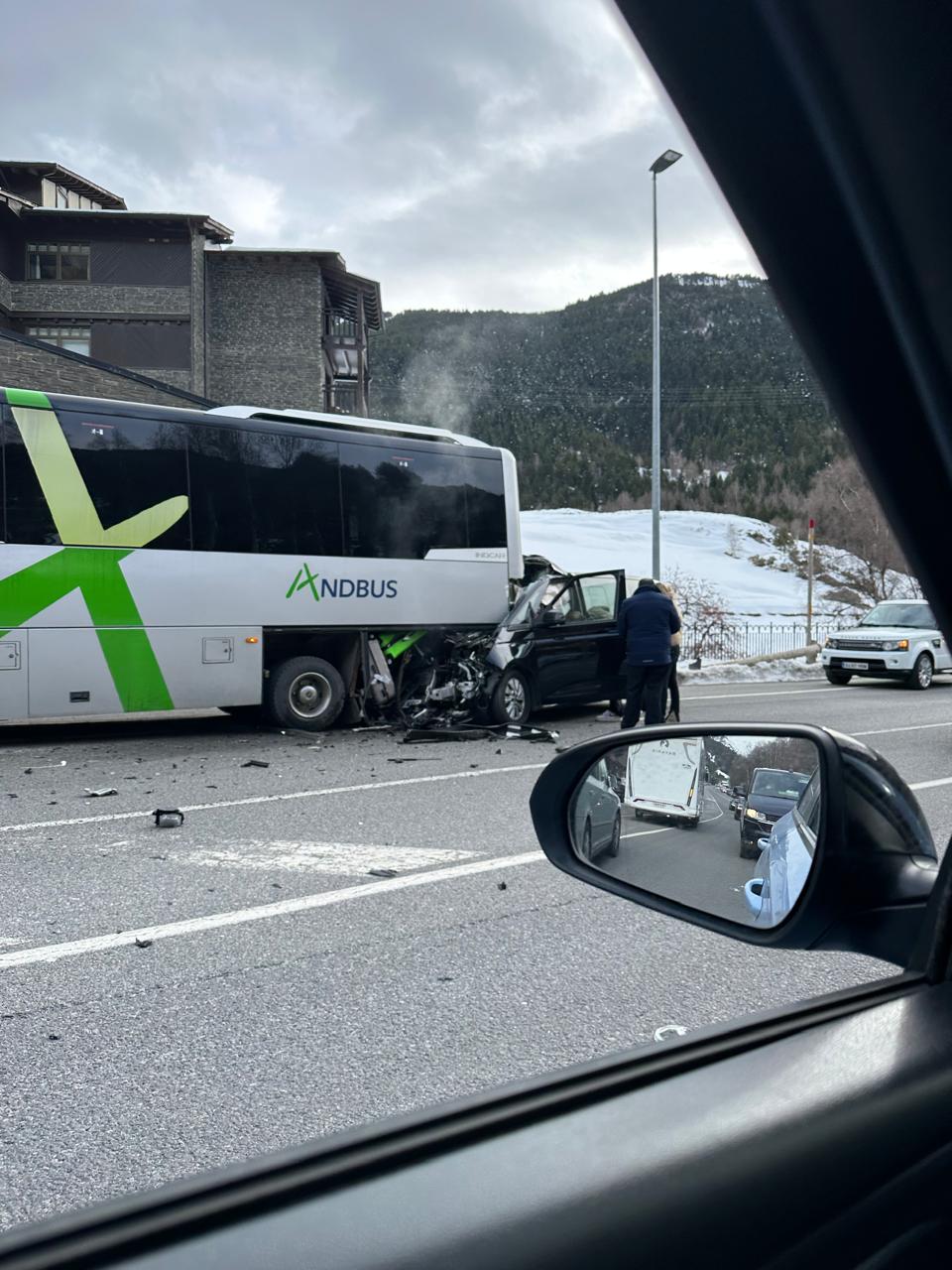 El vehicle encastat sota l'autobús a Incles