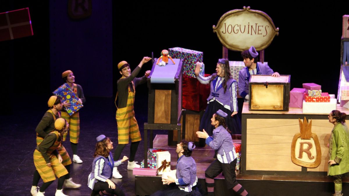 Els embolicadors de regals de 'La Factoria dels Reixos', durant una funció a la Llotja de Lleida.