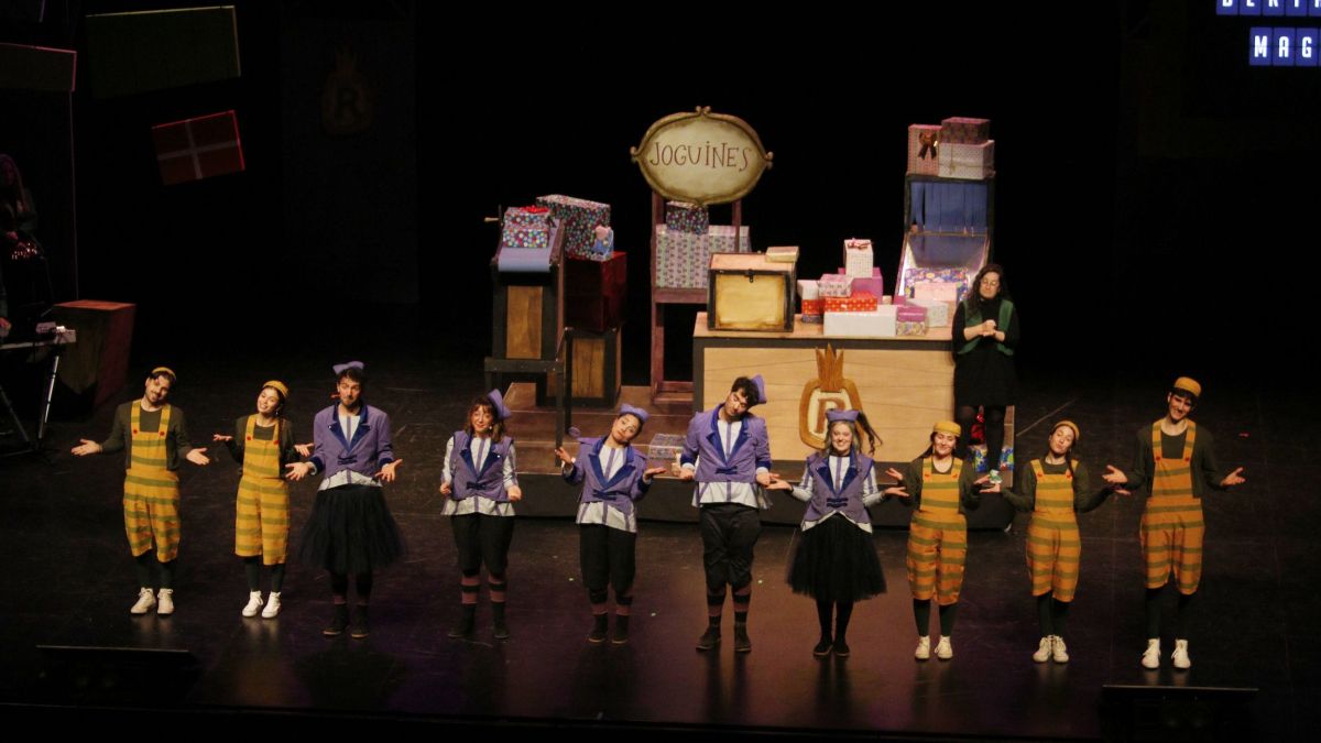 Els embolicadors de regals de 'La Factoria dels Reixos', durant una funció a la Llotja de Lleida. (2)