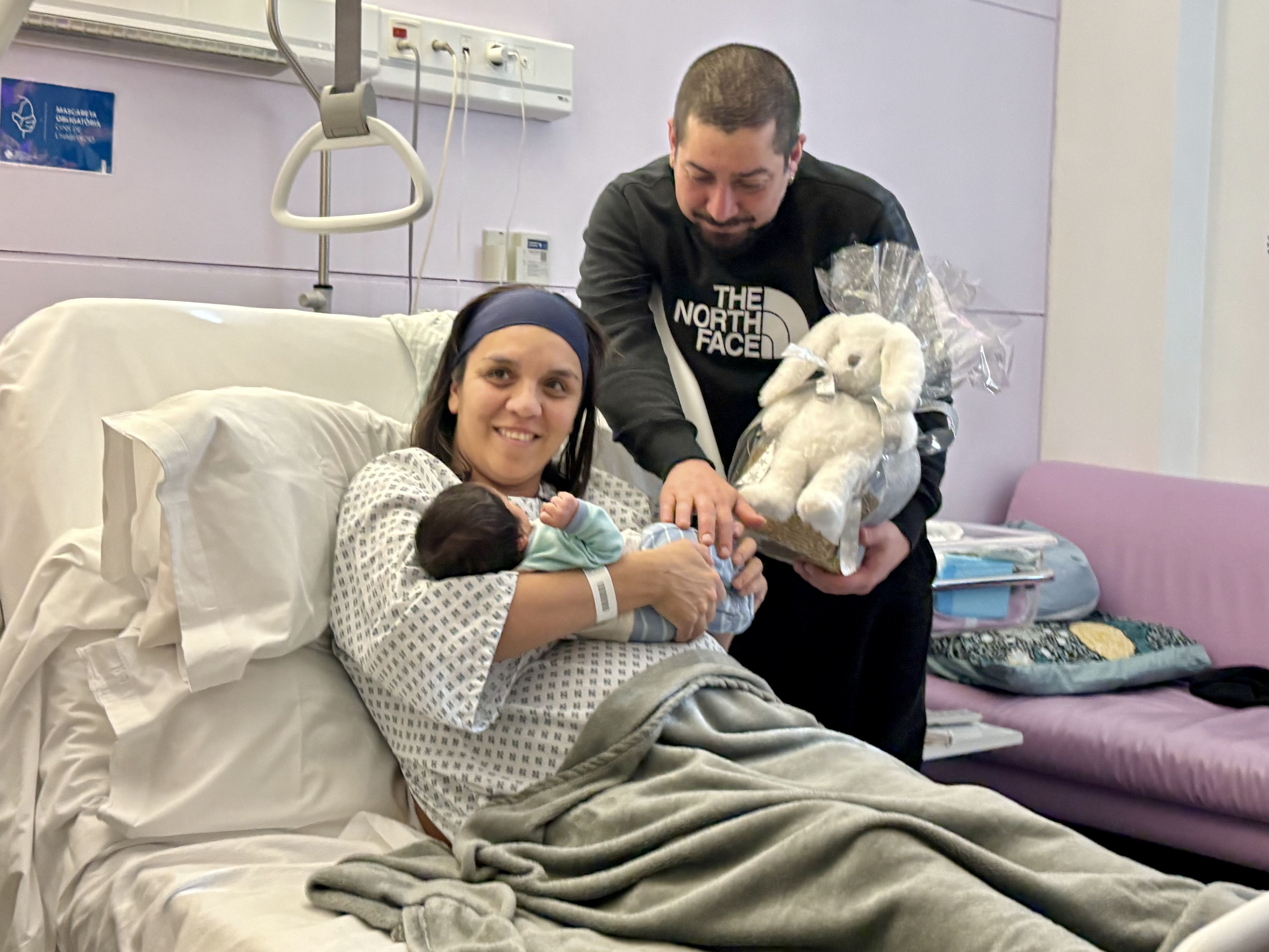 Juan Felipe Torres i Camila Anakena Apablaza, amb el seu fill Salvador Anibal, el primer nadó andorrà del 2026 | FOTO: M.S. (ANA)