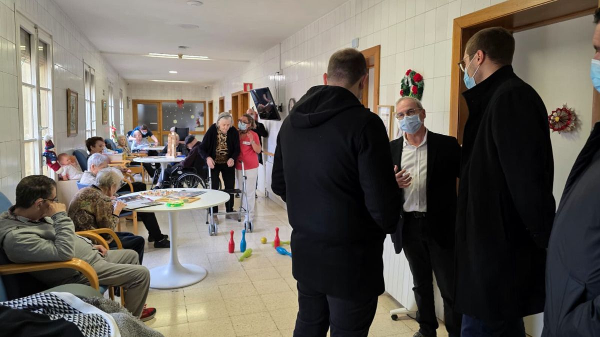 El conseller de Presidència, Albert Dalmau, durant la visita a la residència Sant Jaume d'Olot