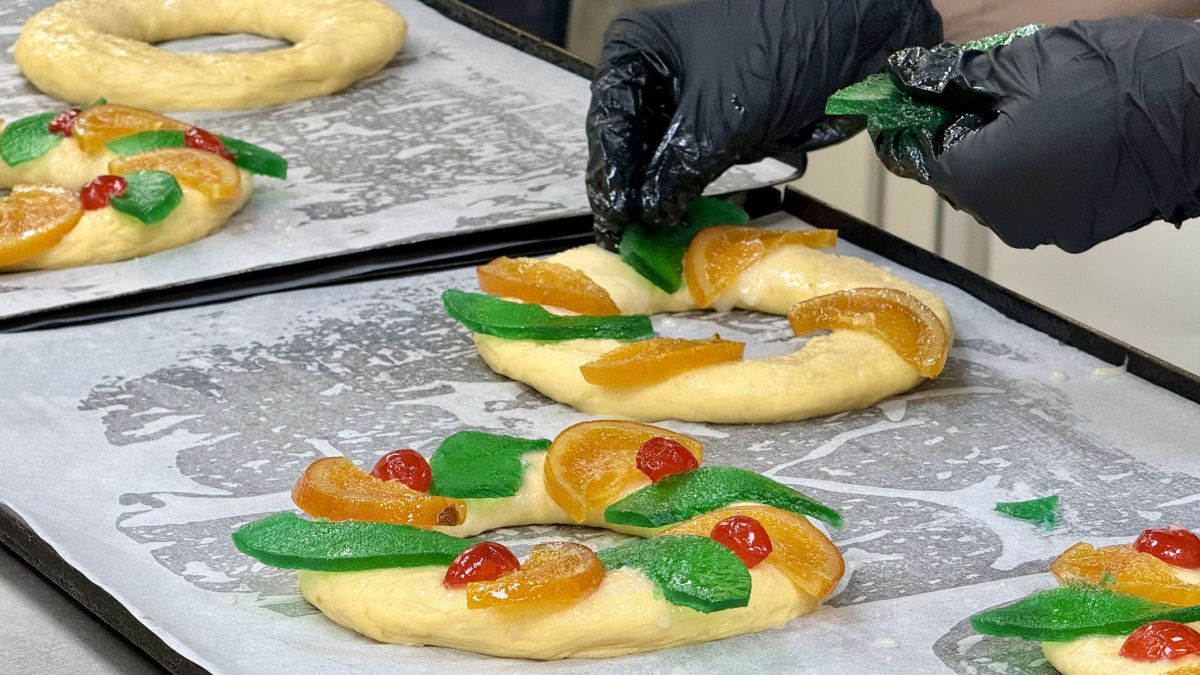 Preparació d'un tortell de Reis de fruites.