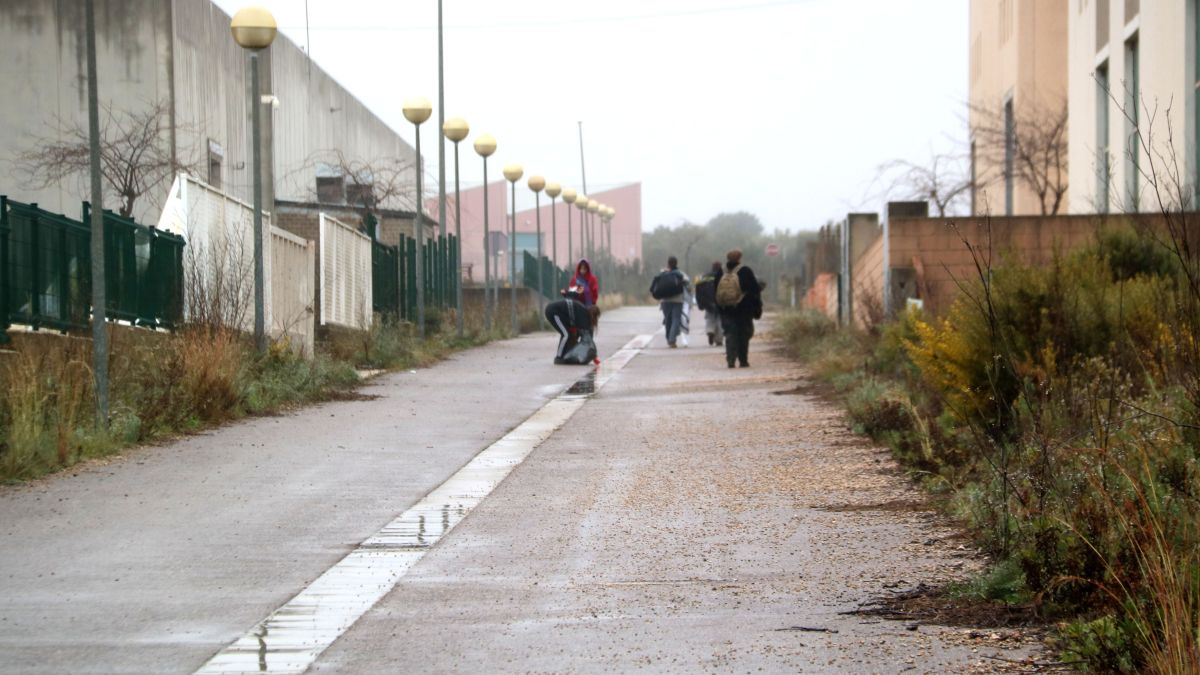 Participants de la rave de la Sénia abandonant a peu el polígon de les Mataltes