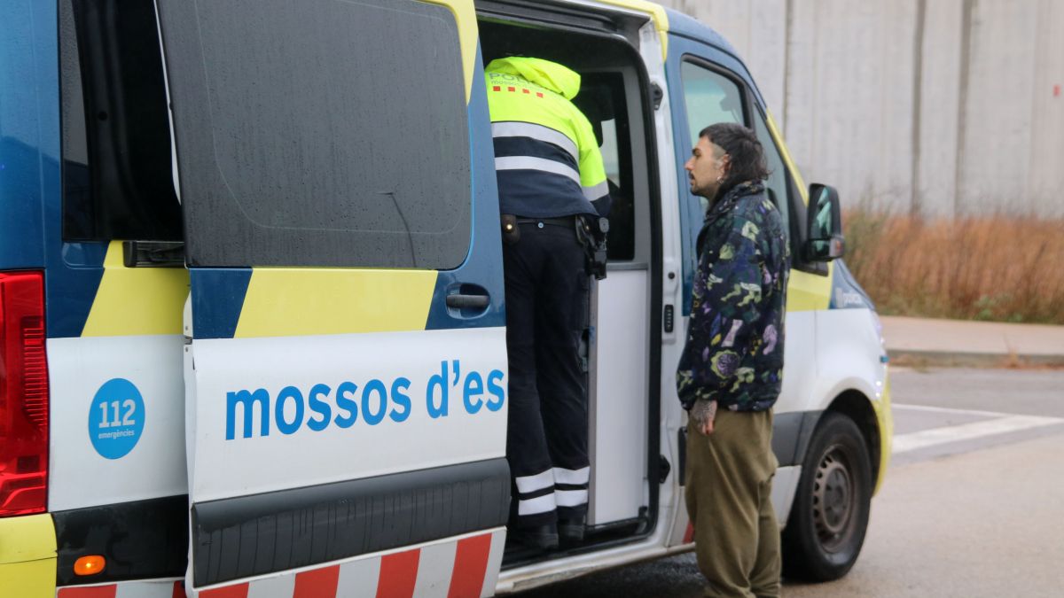 Un dels assistents a la rave de la Sénia fent les proves d'alcoholèmia i drogues amb les Mossos