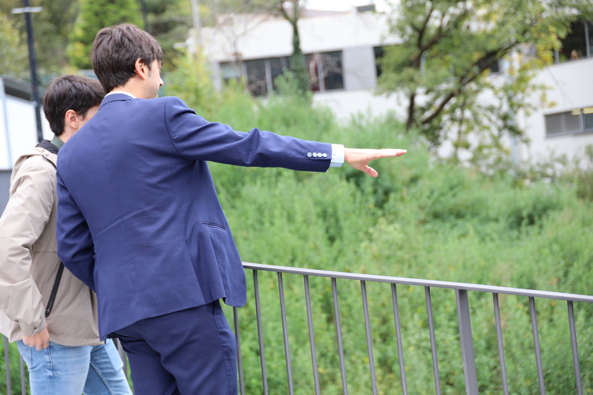 Cònsol d'Andorra la Vella i el Conseller d'habitatge, Marc Torrent, sobre el lloc on es projecta la construcció de nous habitatges a preu regulat. Foto: Tony Lara / Comú d'Andorra la Vella