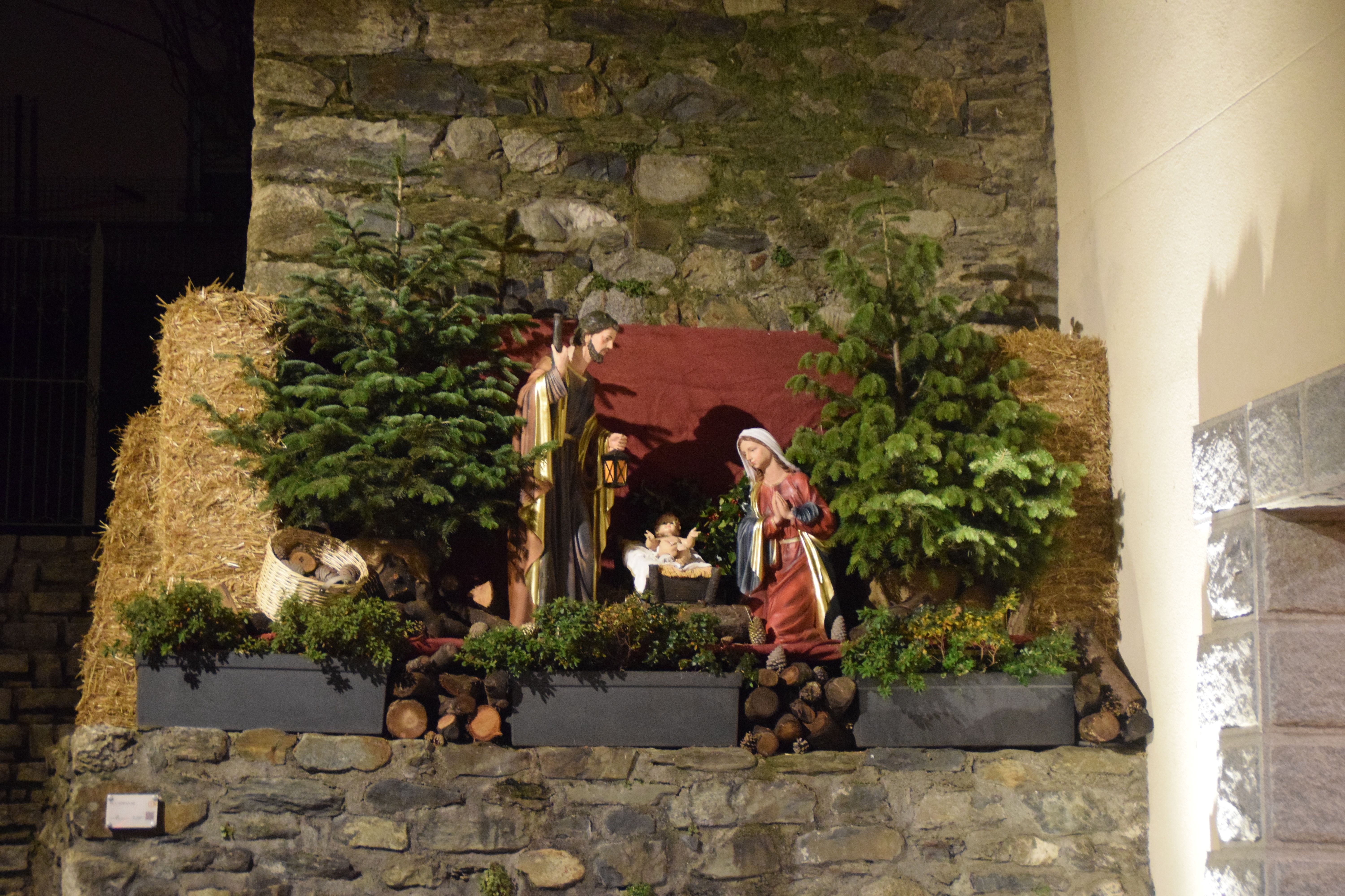 Pequeño belén junto a la iglesia en Sant Julià de Lòria | FOTO: M.S. (ANA)