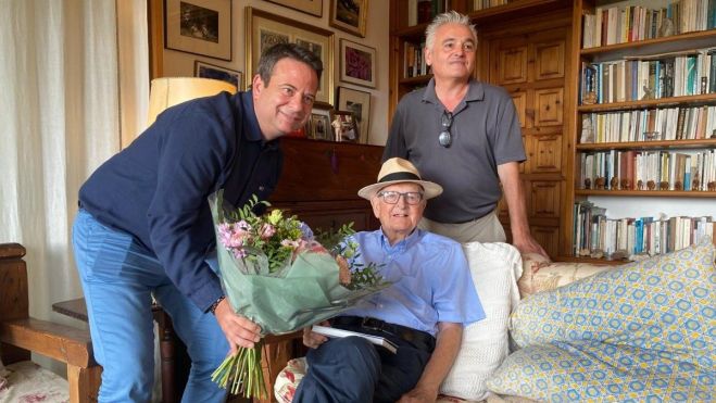 Homentage de l'alcalde, Oliver Klein, a Lluís Recasens en motiu del seu centenari