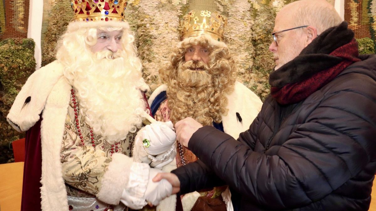 L'alcalde de Sant Sadurní d'Anoia, Pere Vernet, amb els reis mags d'Orient