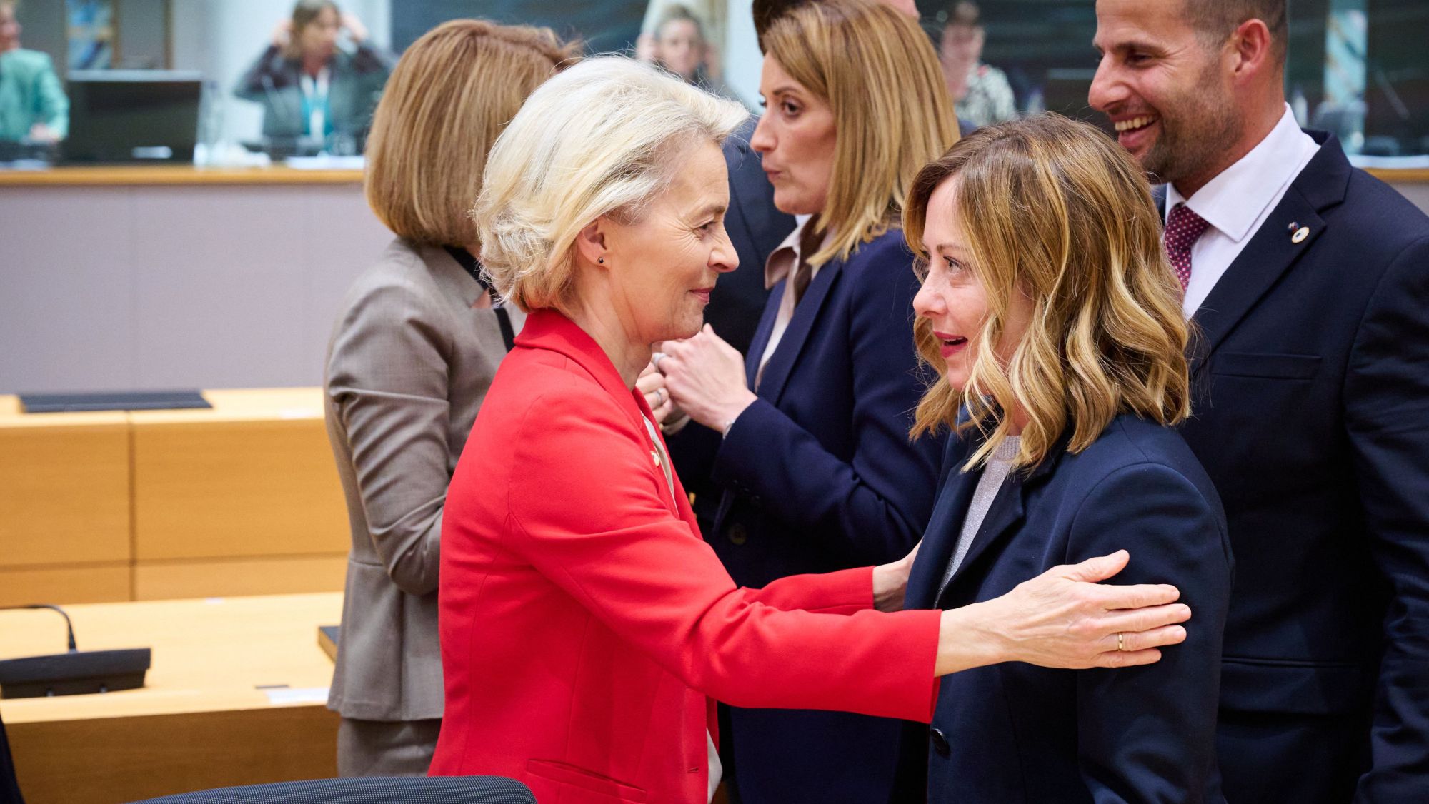 La primera ministra italiana, Giorgia Meloni, conversant amb la presidenta de la Comissió Europea, Ursula Von der Leyen, al Consell Europeu a Brussel·les