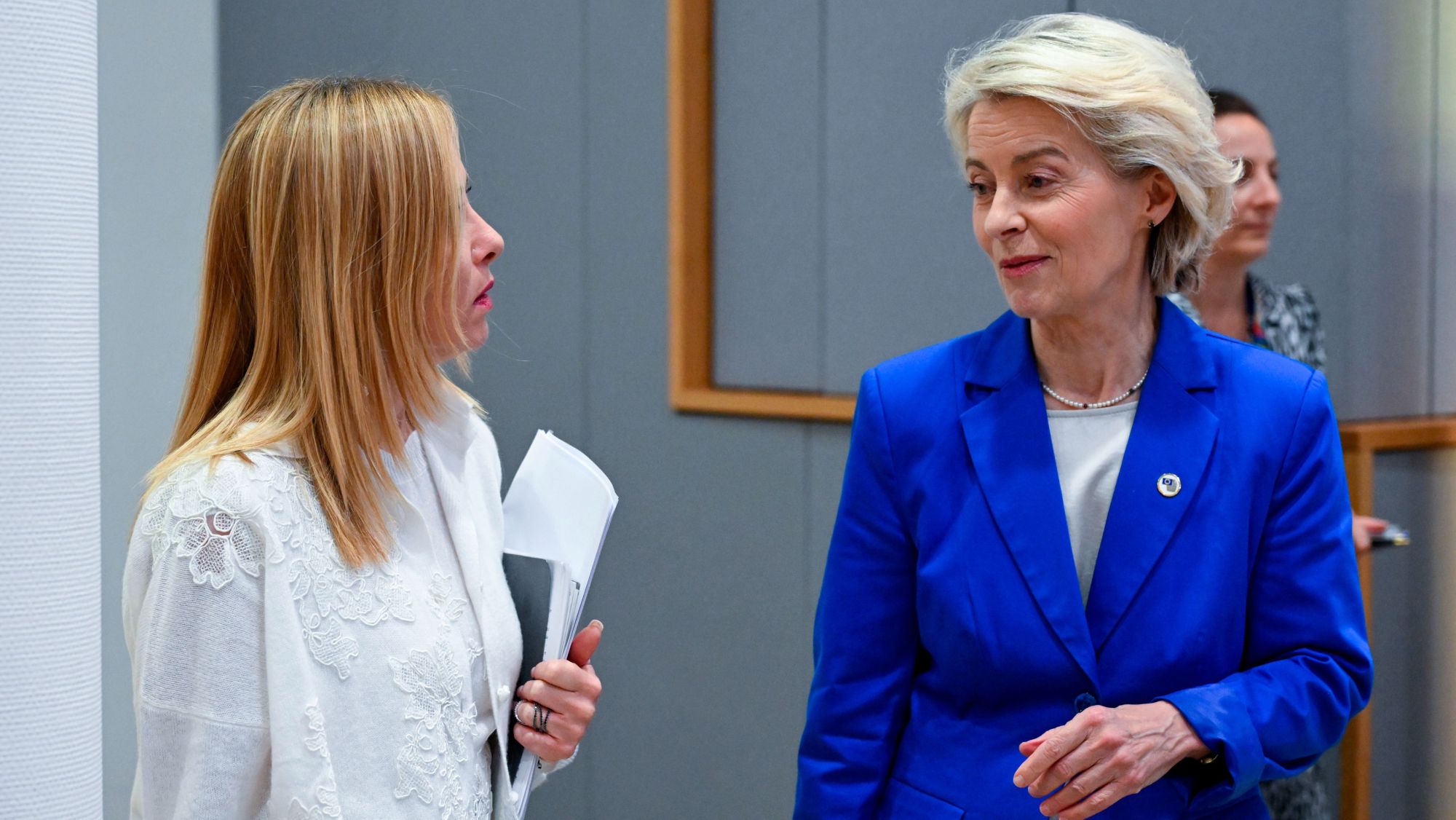 La primera ministra italiana, Giorgia Meloni, conversant amb la presidenta de la Comissió Europea, Ursula Von der Leyen