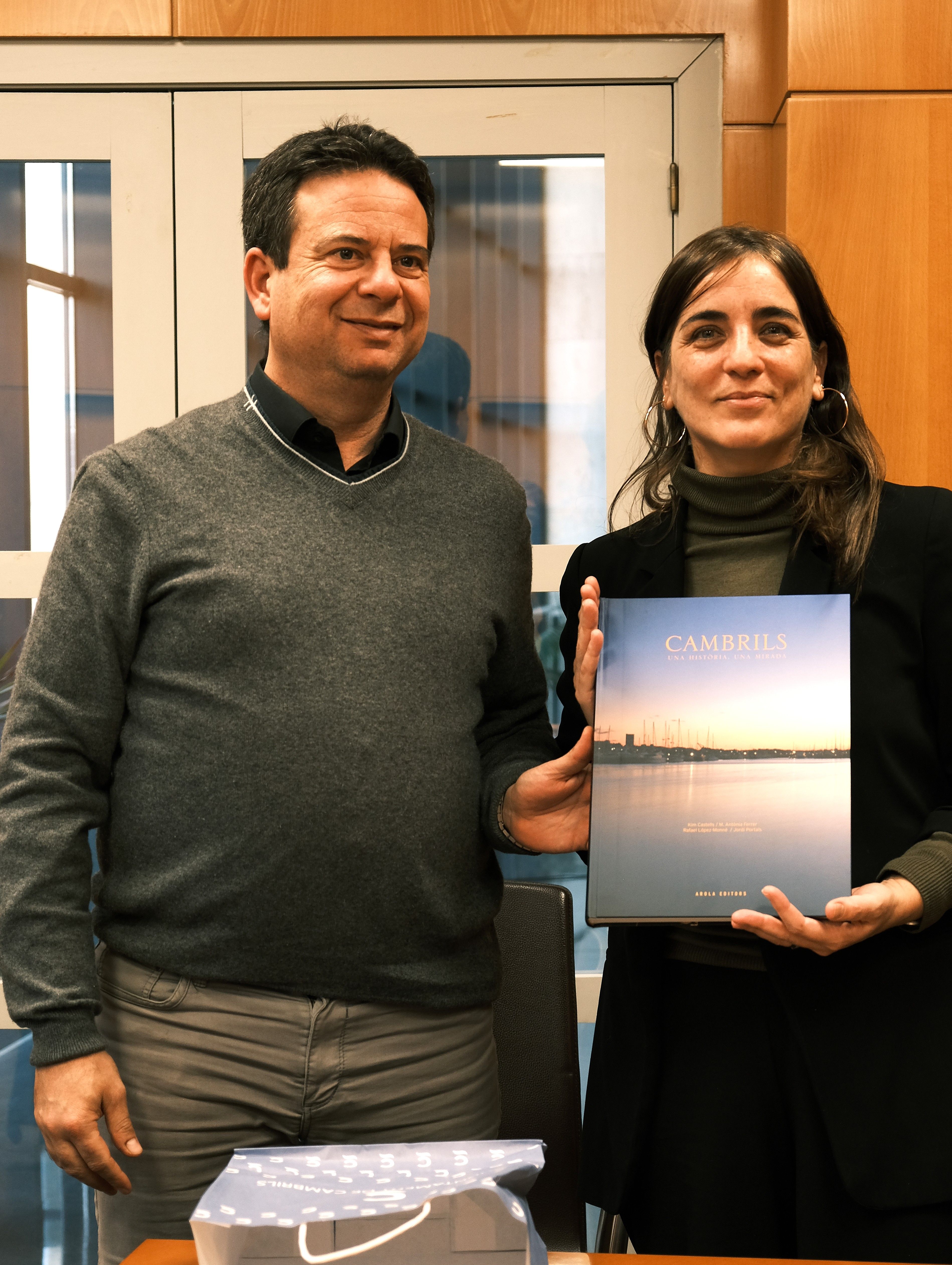 L'alcalde de Cambrils, Oliver Klein, i la consellera de Recerca i Universitats, Núria Montserrat 1