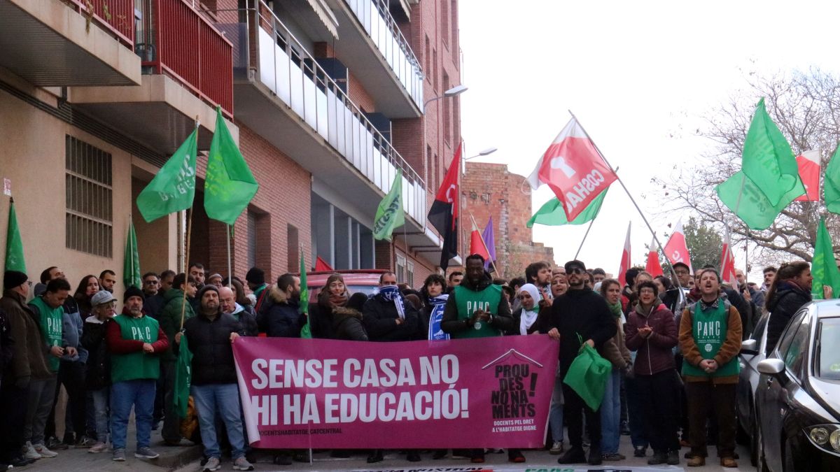Concentració de la PAHC Bages a les portes del bloc 8
