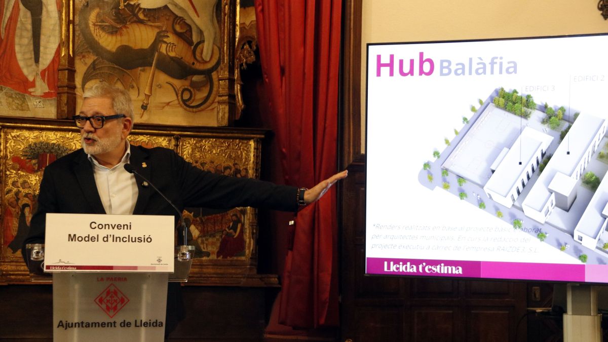 L'alcalde de Lleida, Fèlix Larrosa, mostrant un plànol del Hub Cívic de Balàfia