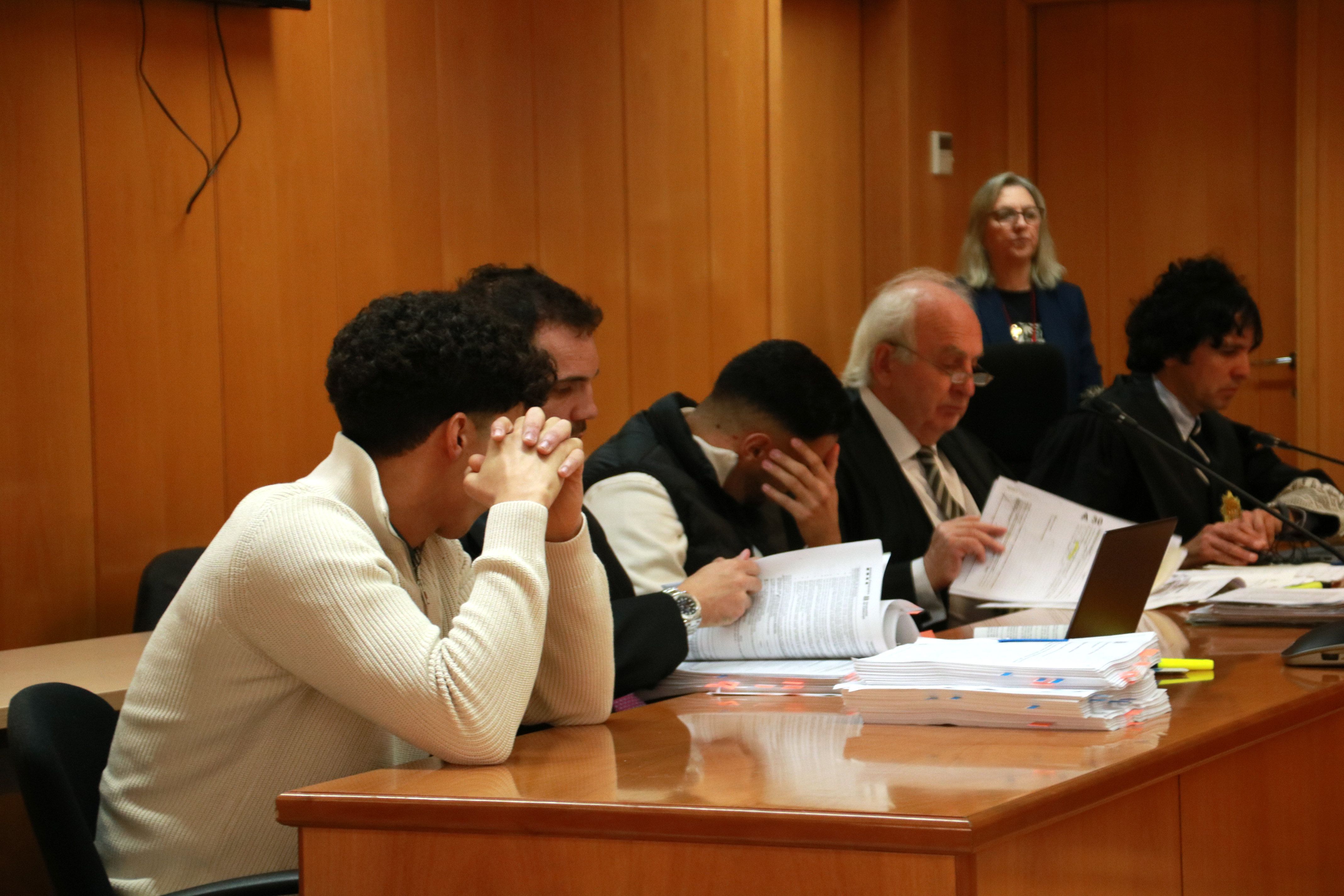 Dos dels cinc homes acusats de diversos delictes, entre ells d'homicidi en grau de temptativa, i els seus advocats, a l'inici del judici que se celebra a l'Audiència de Tarragona