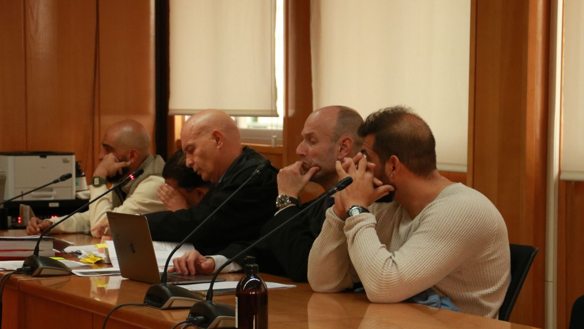 Tres dels cinc homes acusats de diversos delictes, entre ells d'homicidi en grau de temptativa, i els seus advocats, a l'inici del judici que se celebra a l'Audiència de Tarragona