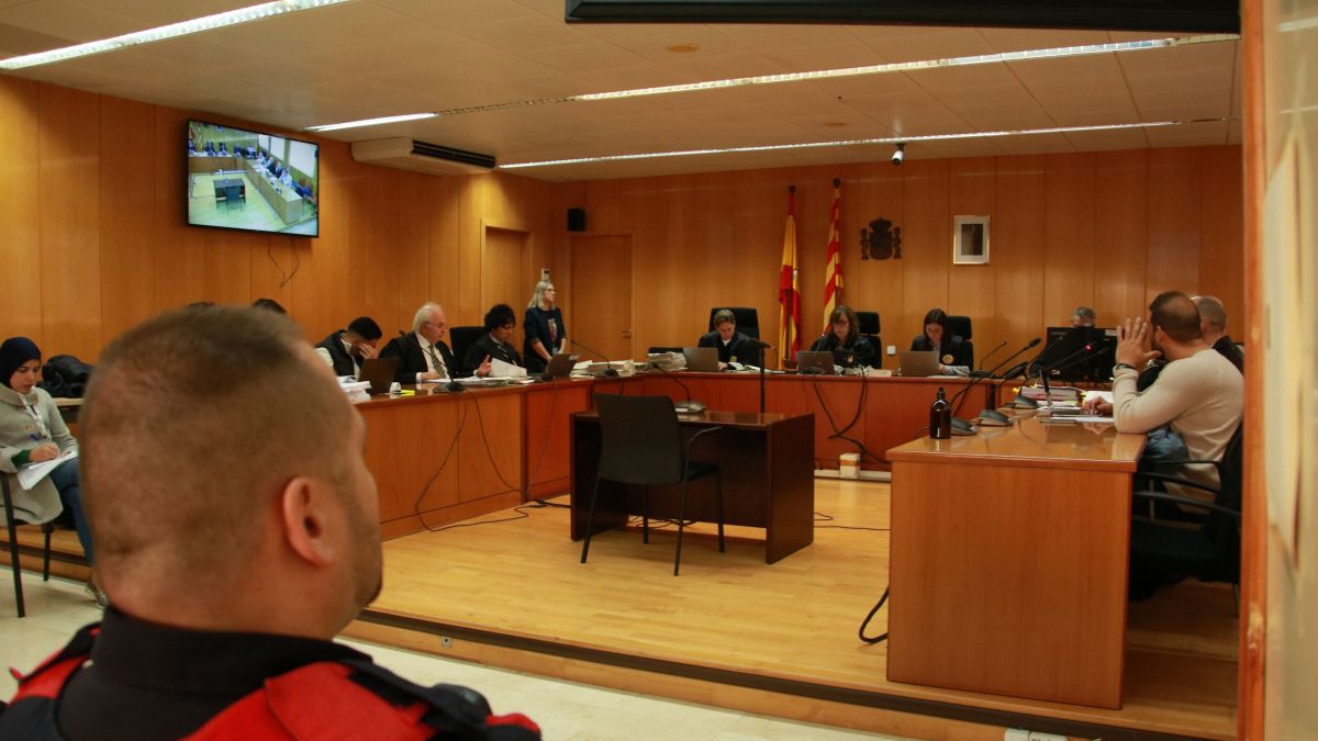Els homes acusats de diversos delictes, entre ells d'homicidi en grau de temptativa, els seus advocats i el tribunal, a l'inici del judici que se celebra a l'Audiència de Tarragona