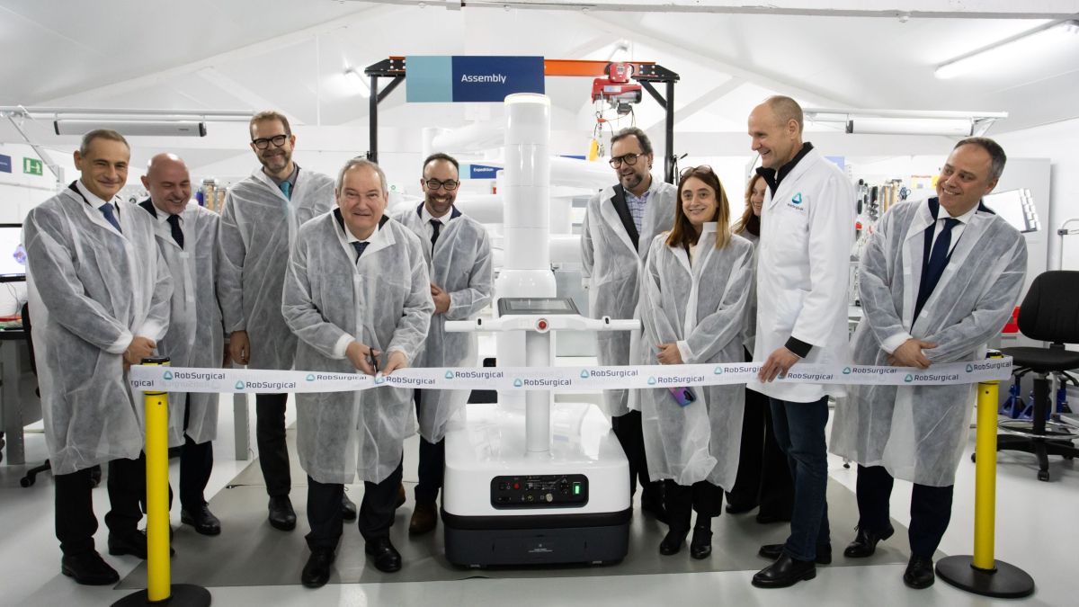 El ministre Jordi Hereu inaugura la nova planta de l'empresa tecnològica Rob Surgical al Prat de Llobregat