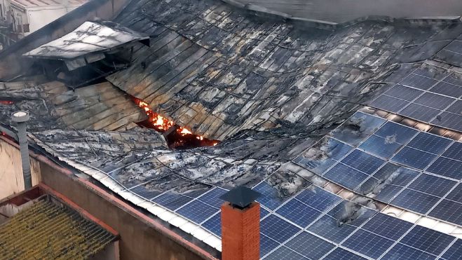 Sostre afectat per l'incendi a l'empresa d'aliments congelats de Reus