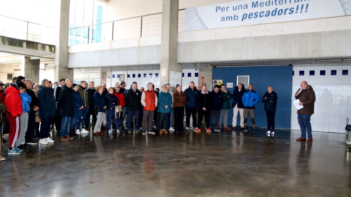 Concentració i lectura de manifest en la protesta dels pescadors a la Ràpita
