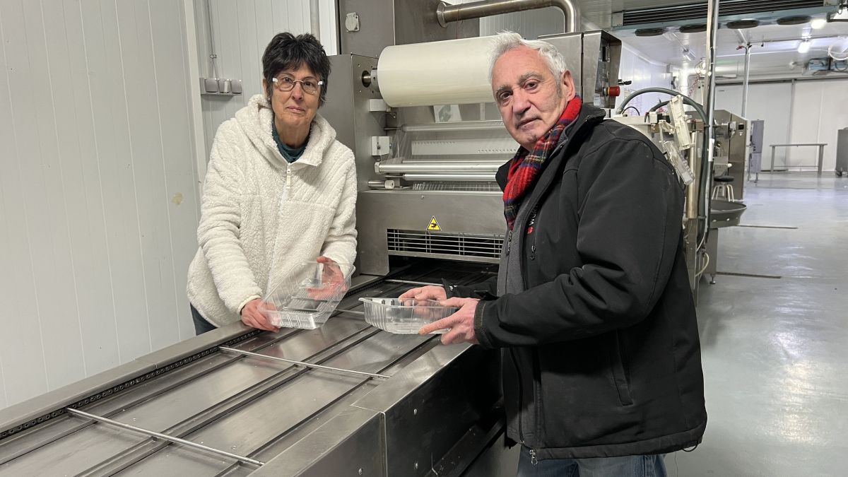 Victòria Roig, fins ara administrativa i ajudant de gerència de Mafriseu, i Domènech Estany, fins ara gerent, mostrant les safates que feien anar en una de les línies d'elaborats de l'escorxador de la Seu d'Urgell