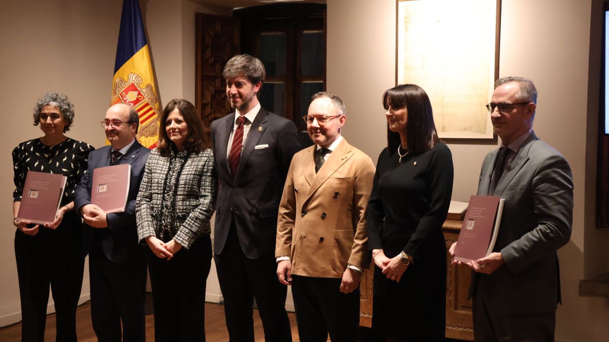 Les autoritats amb el memoràndum que es presentarà a la Unesco