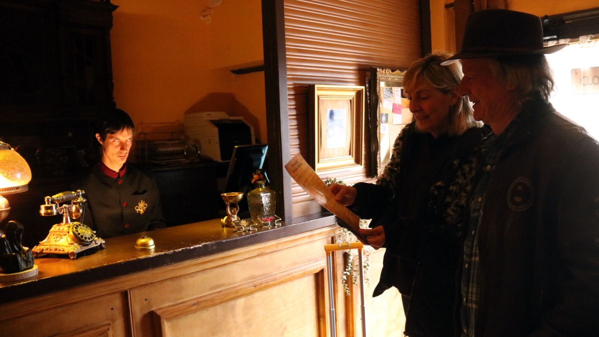 Uns turistes arriben a l'Hotel Insomnia de Berga