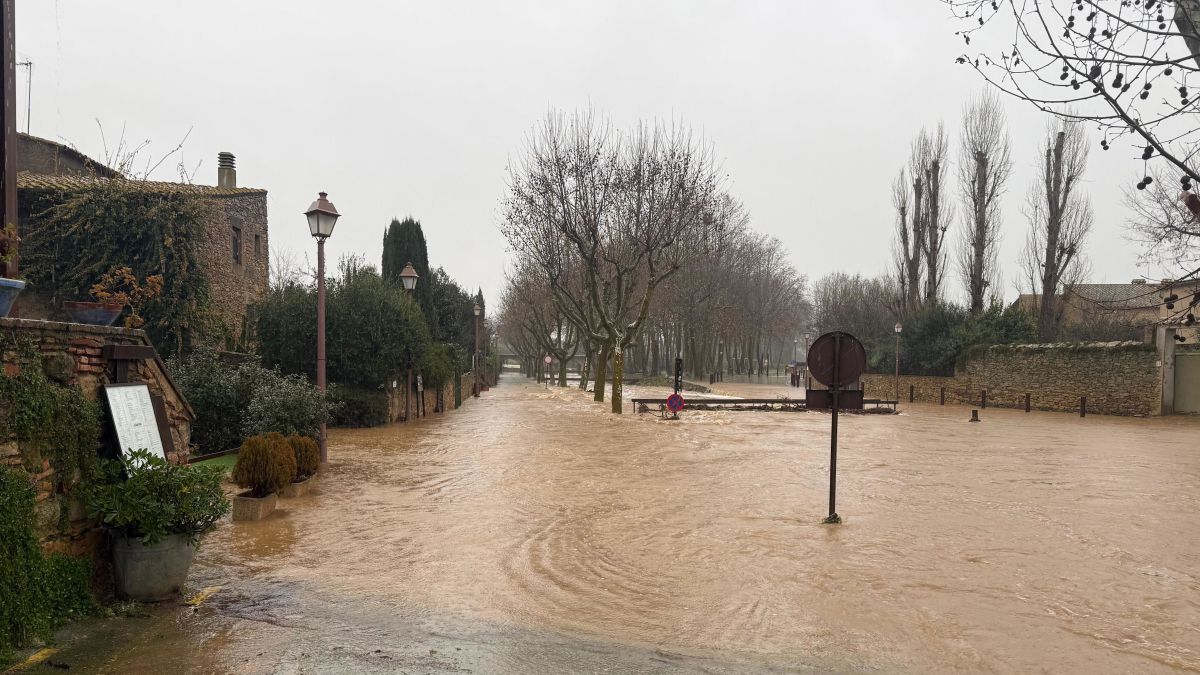 Lariera de Peratallada inundant carrers del poble
